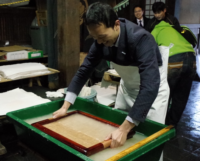 和紙壁紙の工場見学・手漉き和紙の製作体験